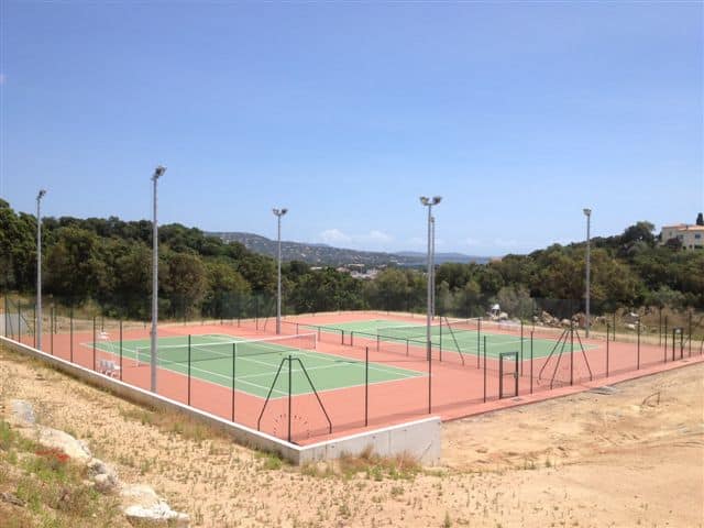 Construction terrain de tennis résine synthétique