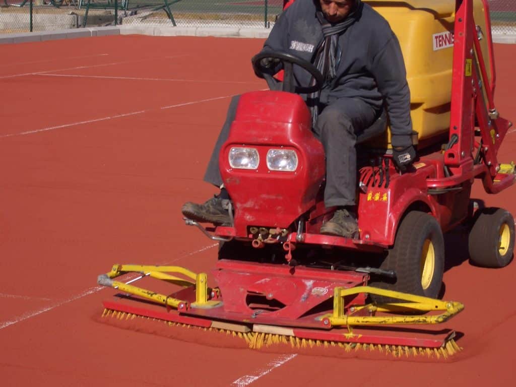 Machine brossage rénovation terrain de tennis terre battue synthétique