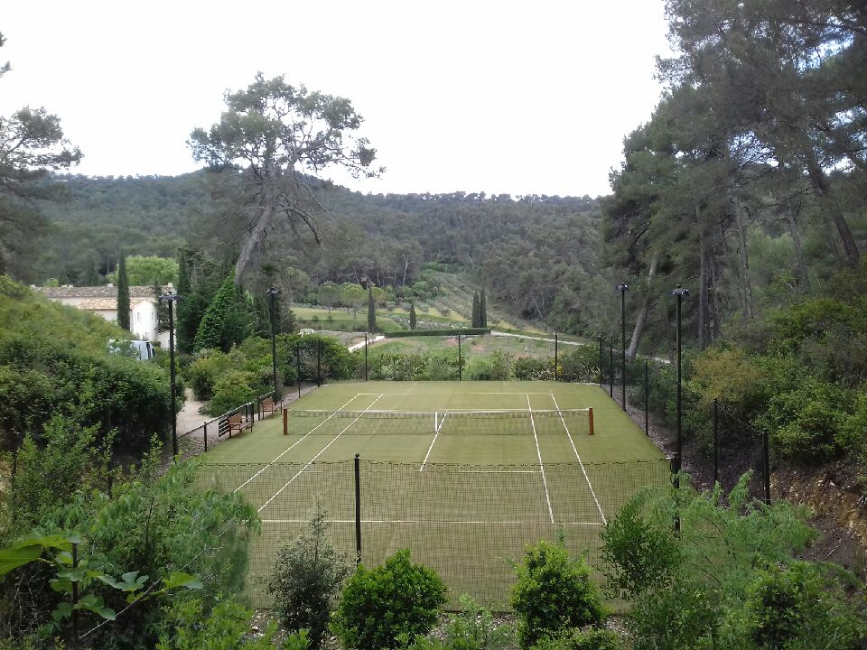 Réalisation d'un court en Gazon Synthétique dans l'Hérault