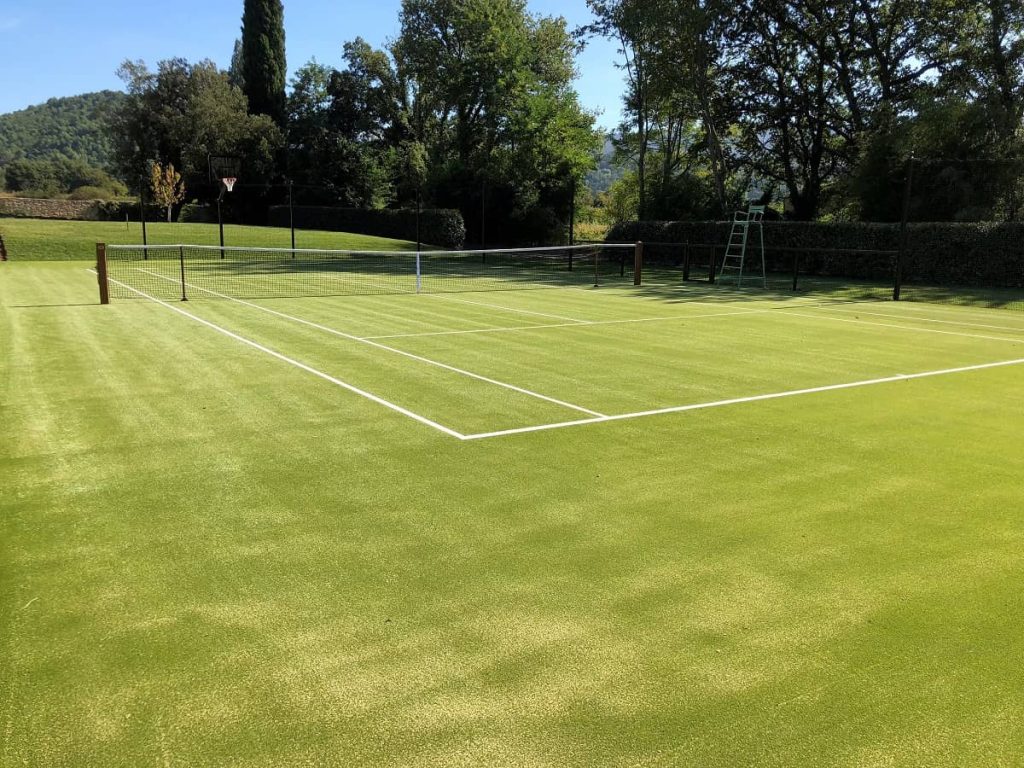 Rénovation terrain de tennis gazon synthétique, après