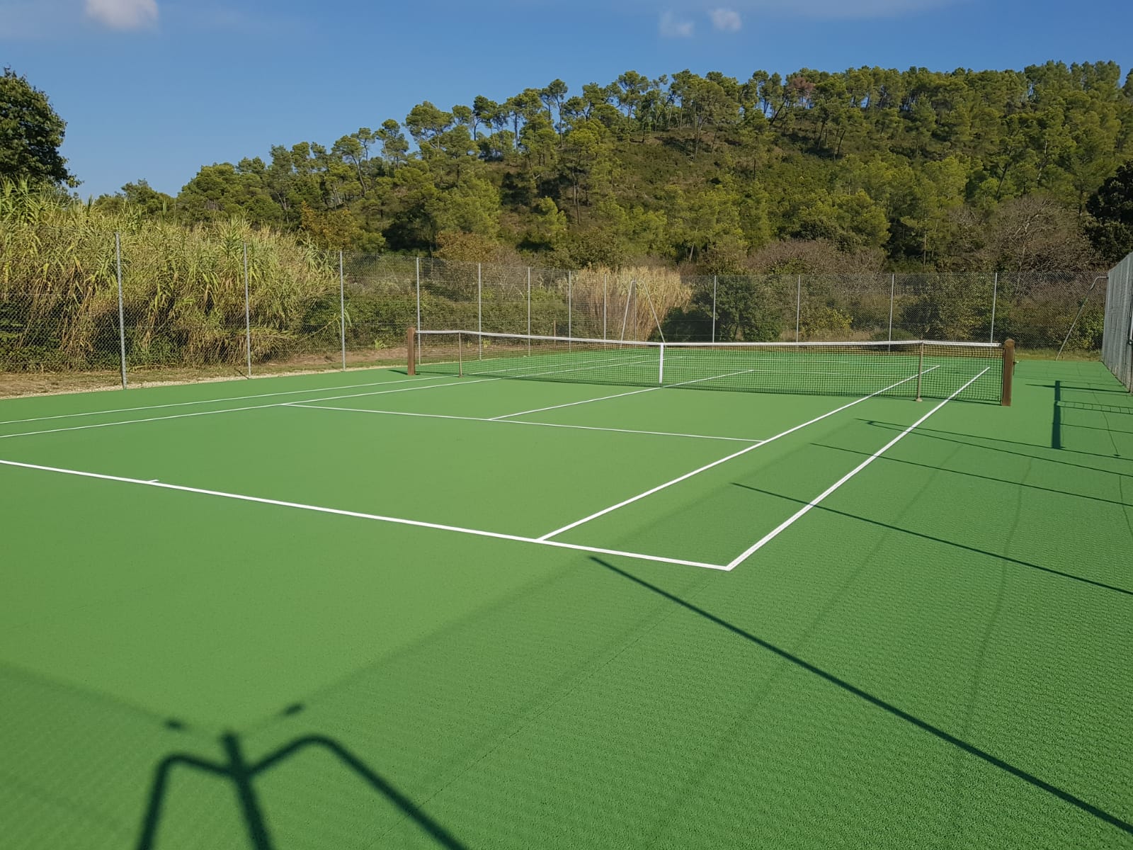 construction court de tennis gazon synthétique