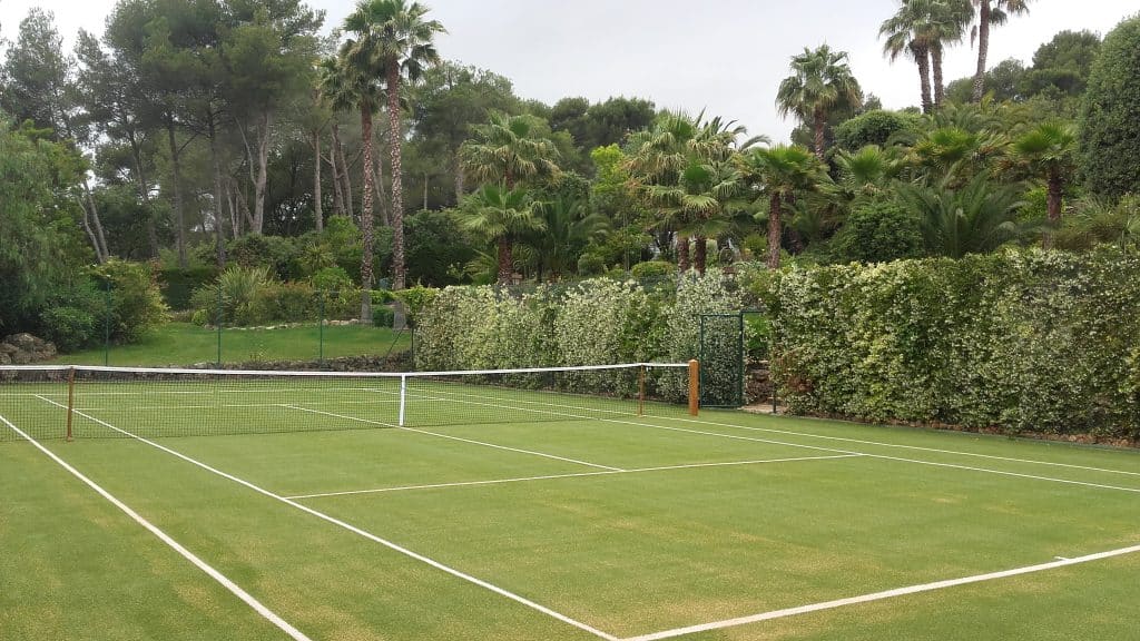 Rénovation court de tennis gazon synthétique après