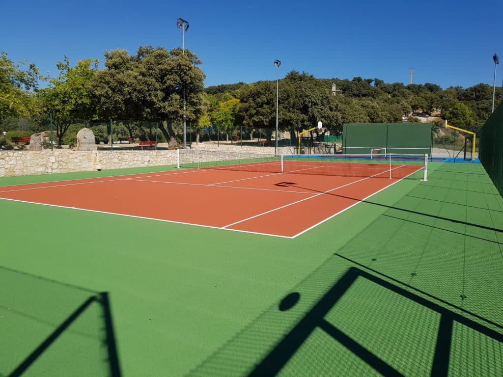 Régénération terrain de tennis résine synthétique