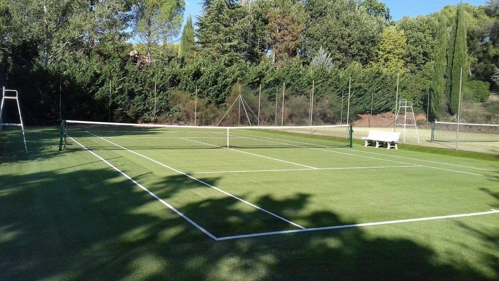 Rénover sa surface existante terrain de tennis gazon synthétique