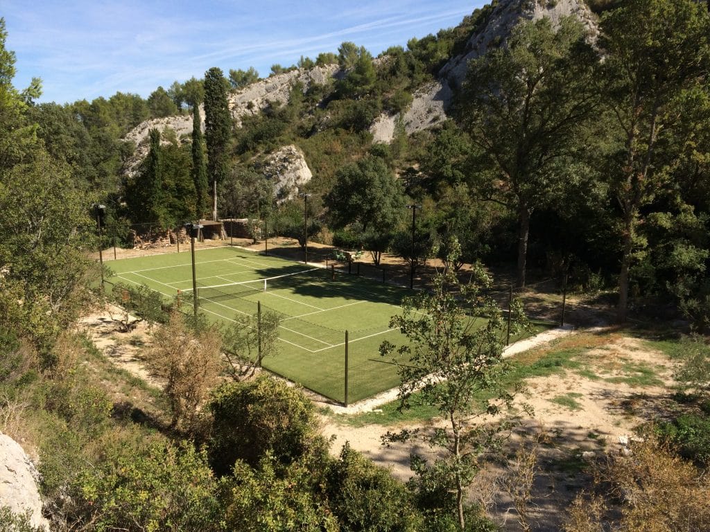 Construction terrain de tennis gazon synthétique