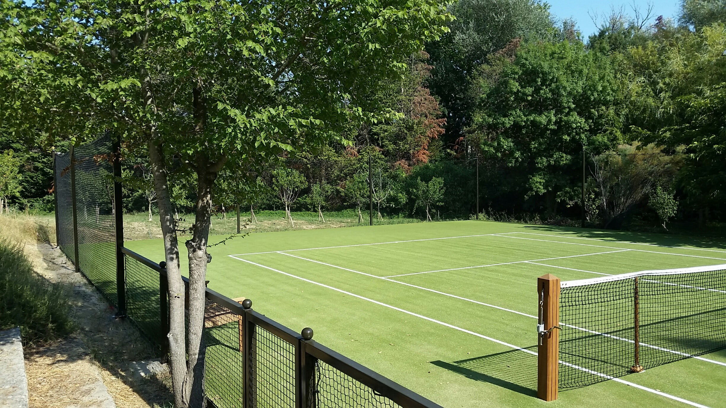 Construction terrain de tennis gazon synthétique