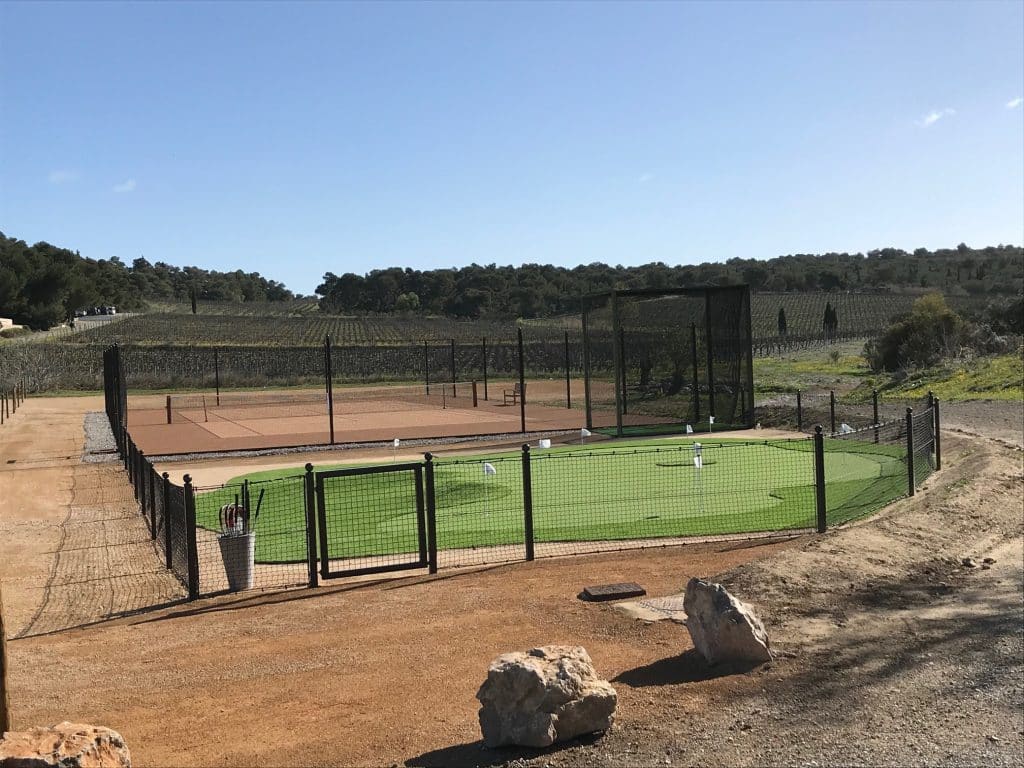 Construction court de tennis résine synthétique avec son putting green