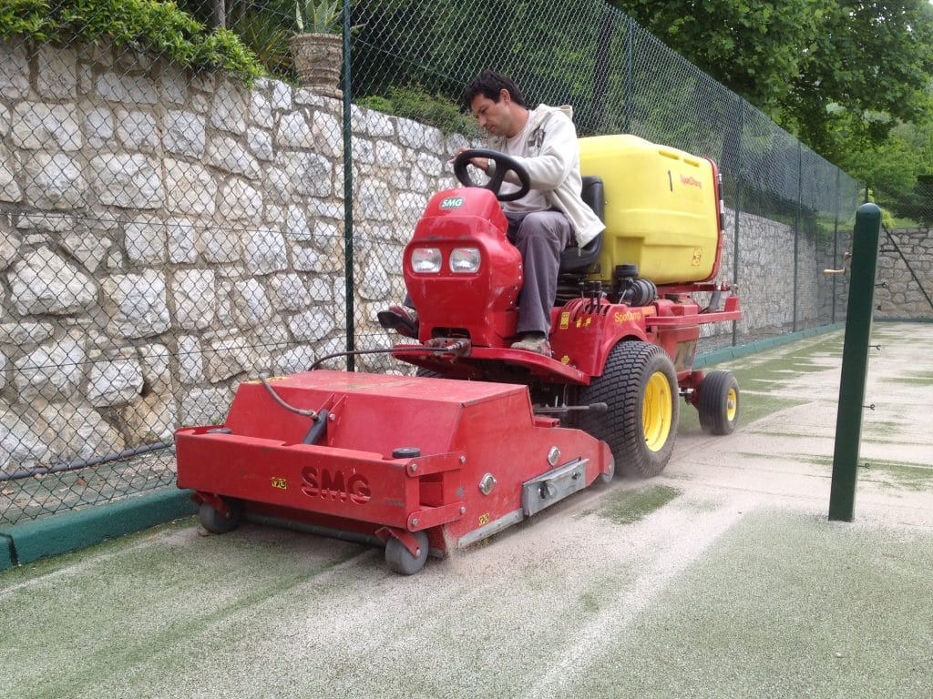 Régénération terrain de tennis gazon synthétique