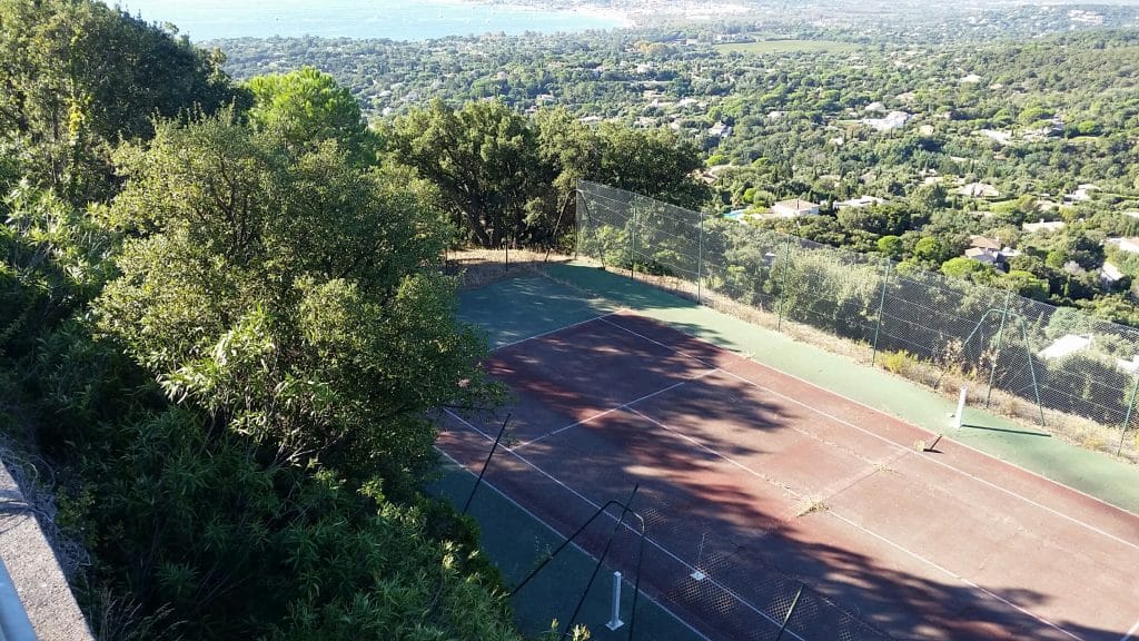 Terrain de tennis avant rénovation