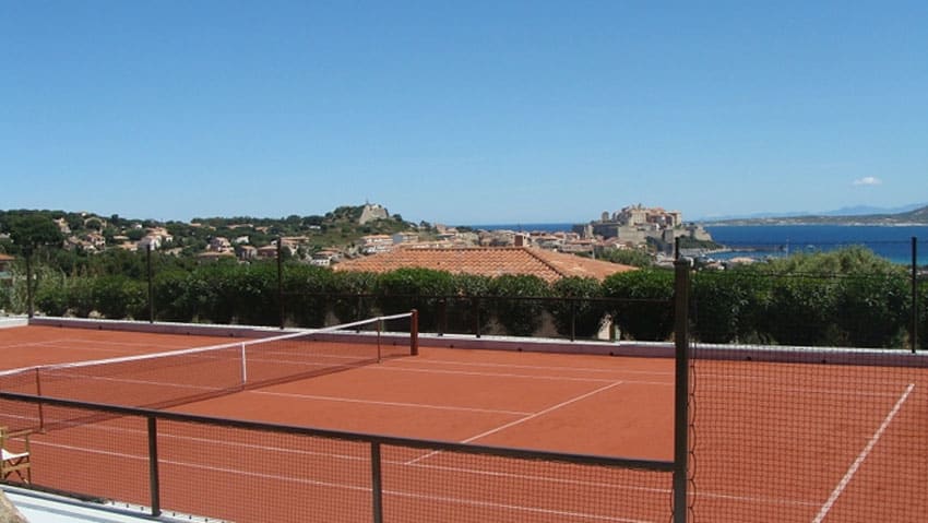 Construction d'un court en terre battue synthétique en Corse