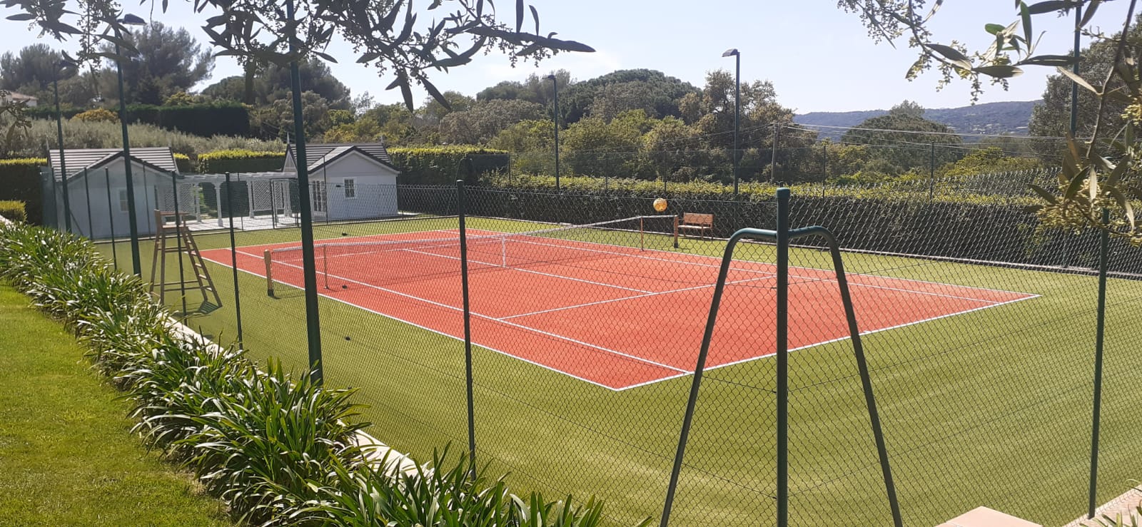 Construction terrain de tennis résine synthétique