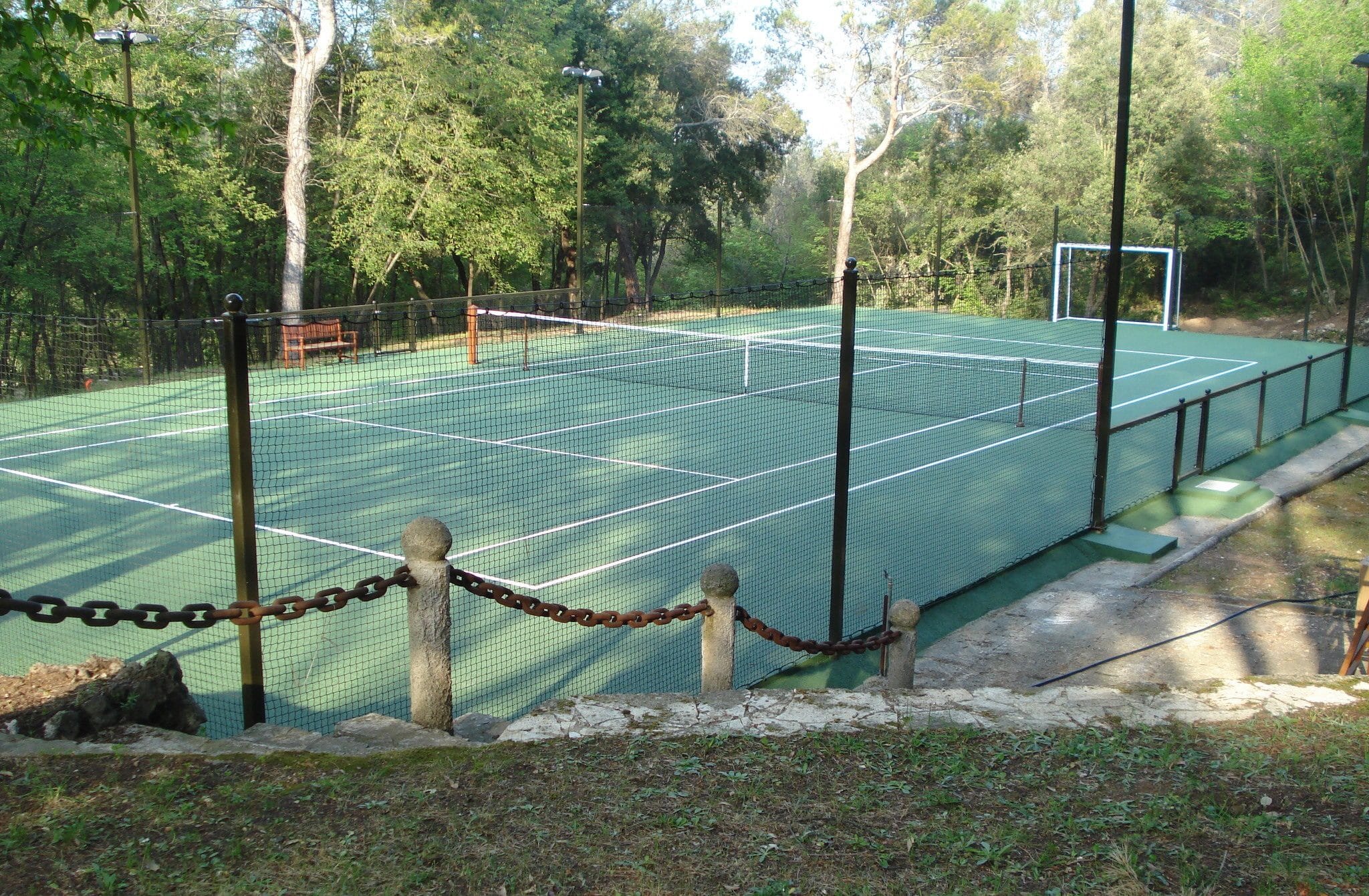 Rénovation terrain de tennis béton poreux après