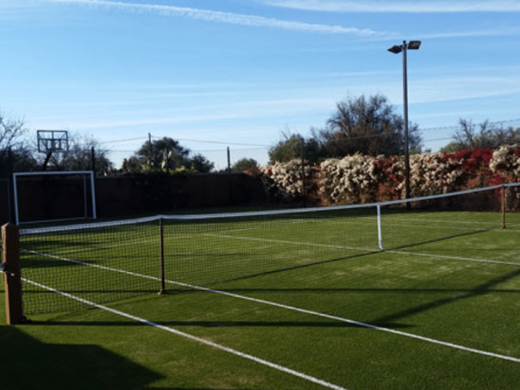 Construction terrain de tennis gazon synthétique