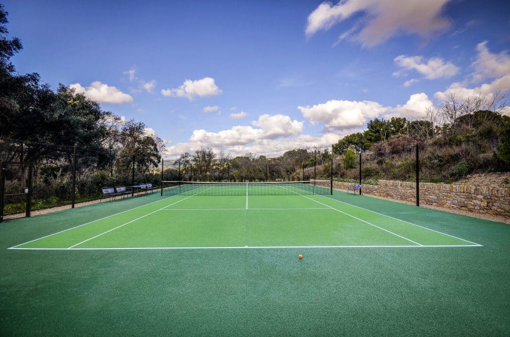 Construction terrain de tennis résine synthétique