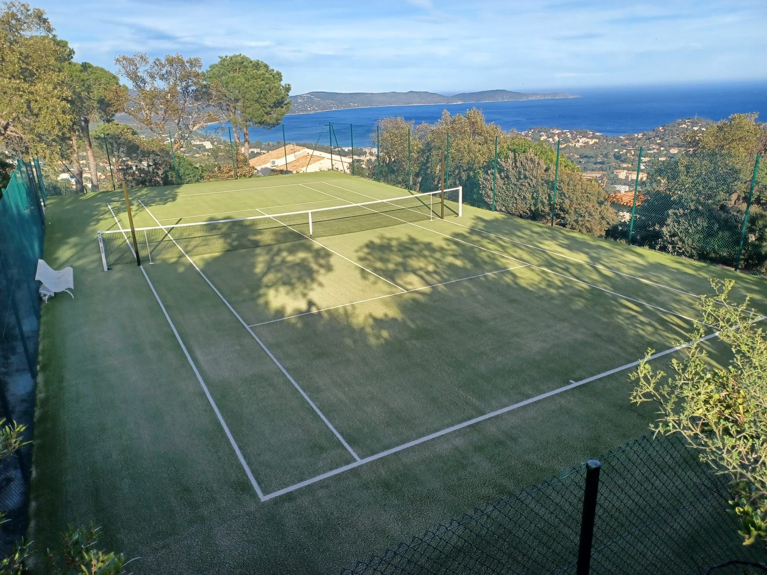 Construction terrain de tennis gazon synthétique