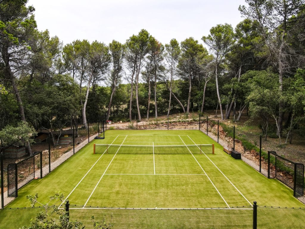 Construction terrain de tennis gazon synthétique