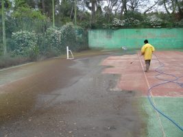 Décolmatage sur terrain de tennis